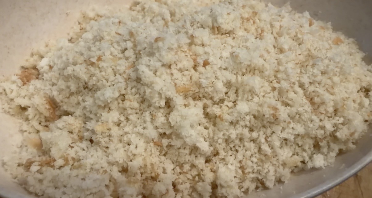 食パンをフードプロセッサで粉砕する