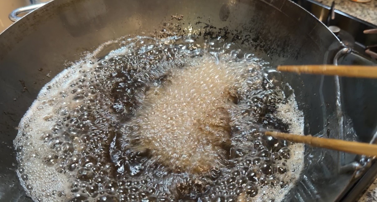 揚げる様子
